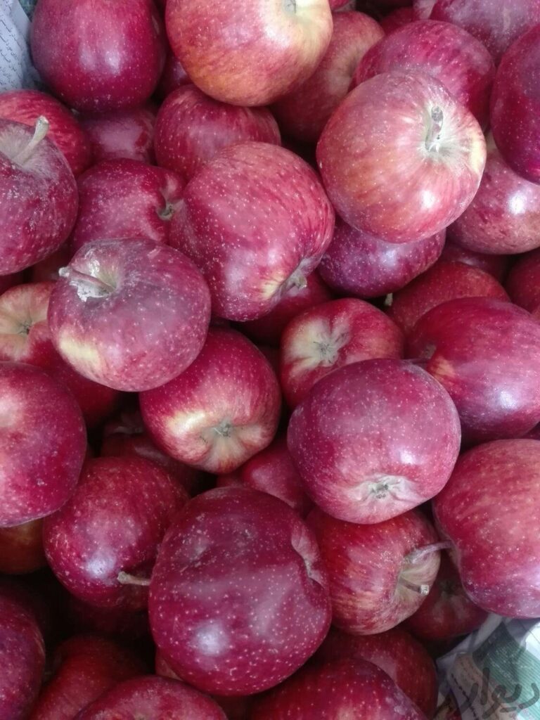 سیب زرد و قرمز